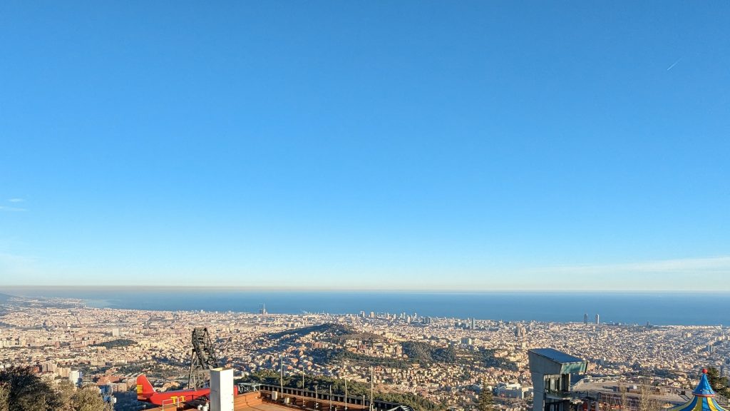 Blick über Barcelona von einem Berg aus