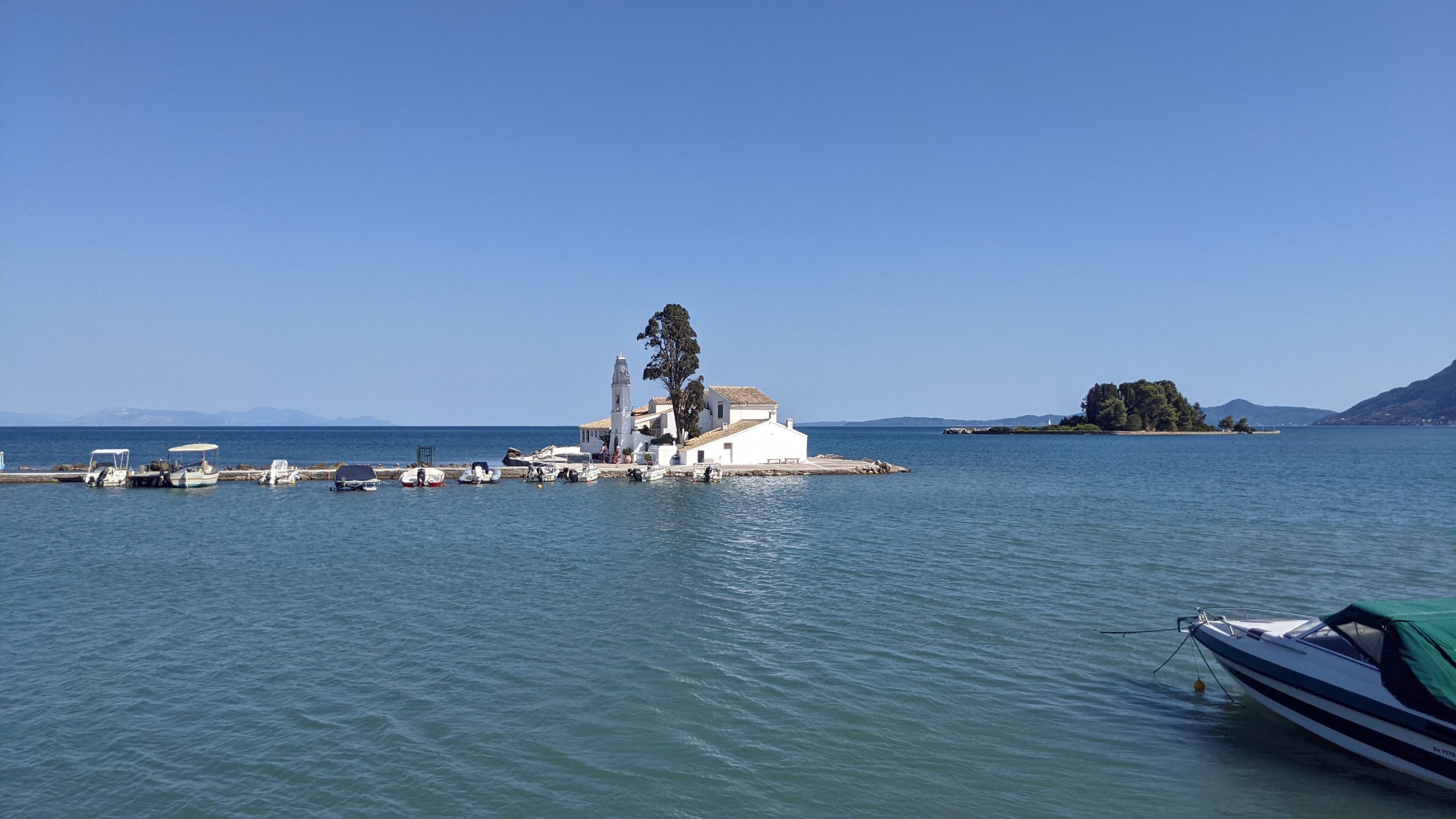 Blick auf eine Insel im Wasser