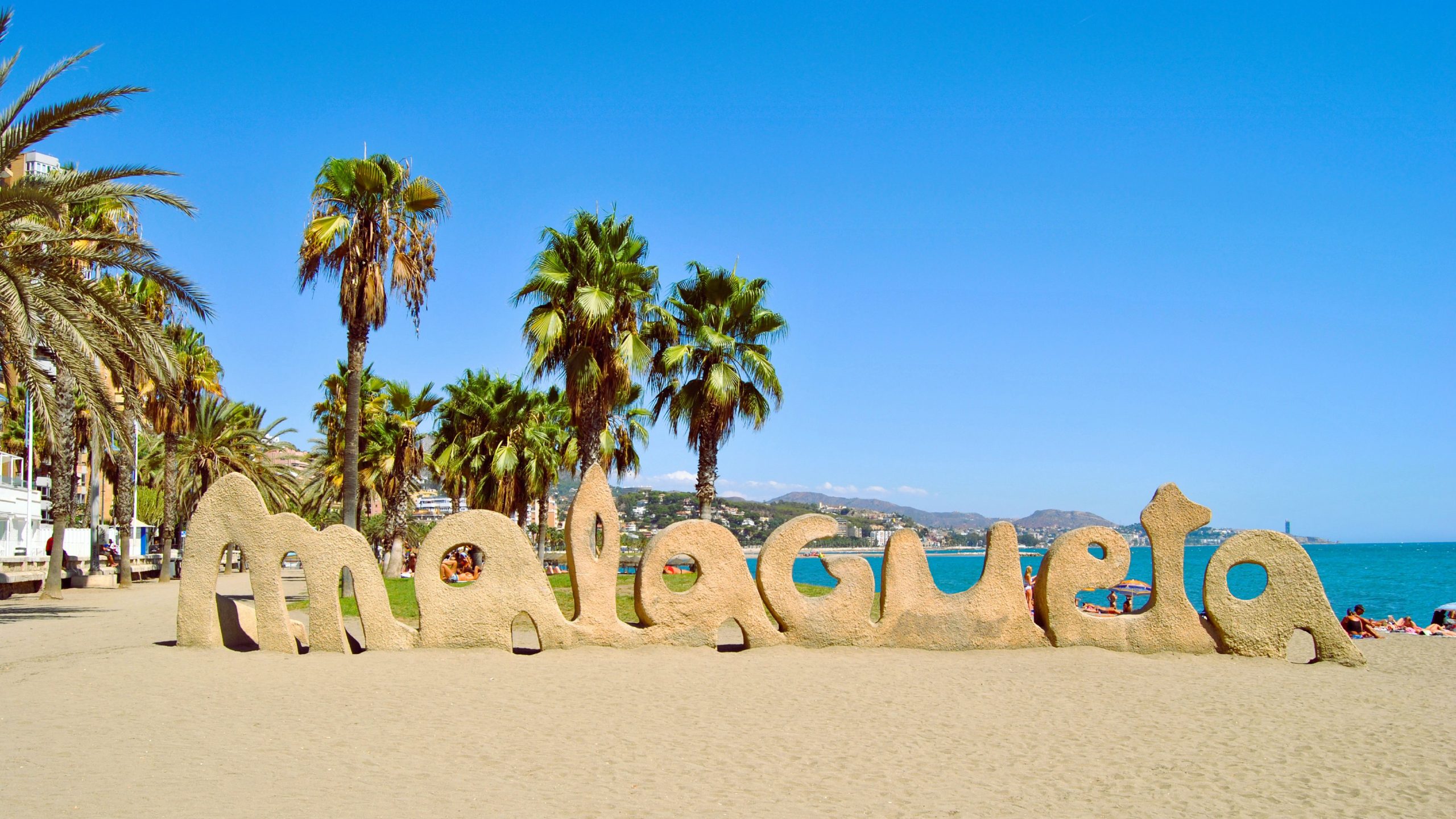 Blick auf Schriftzug Malagueta am Strand