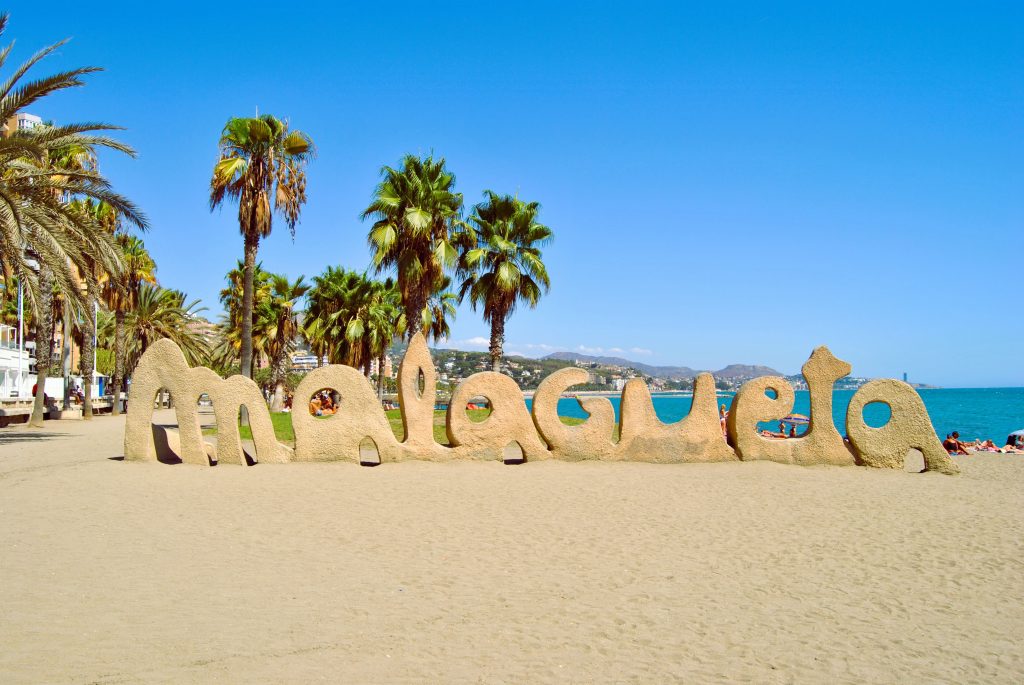 Blick auf Schriftzug Malagueta am Strand
