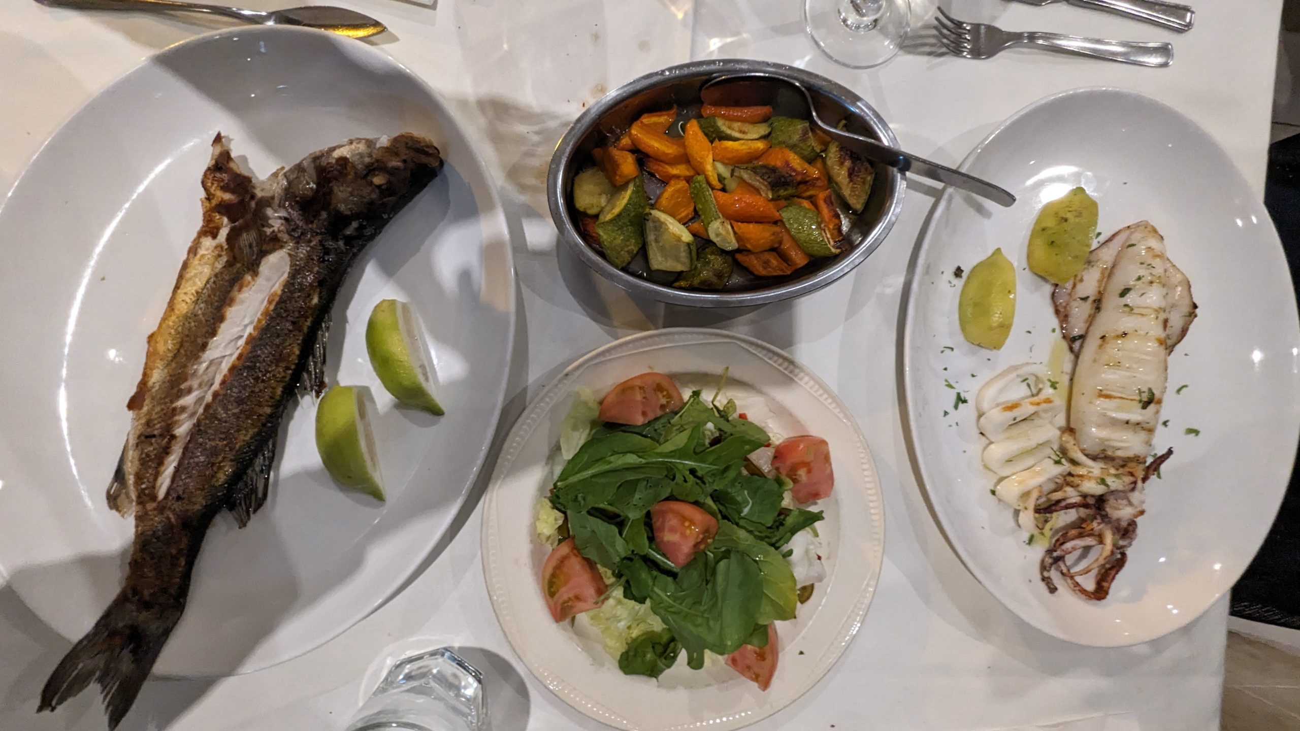 Essen Fisch und Sepia mit Gemüse