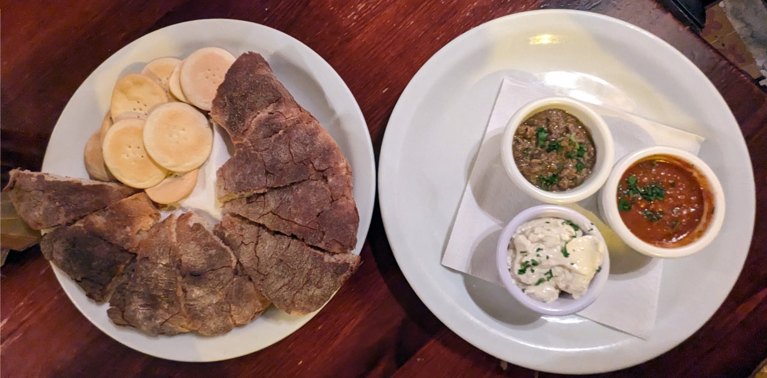 Essen Ftira, Brot mit drei Saucen