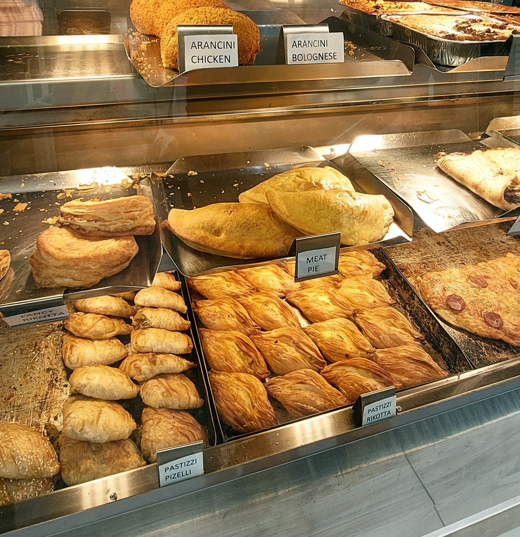 Essen Gebäck Pastizzi in der Auslage eines Bäckers