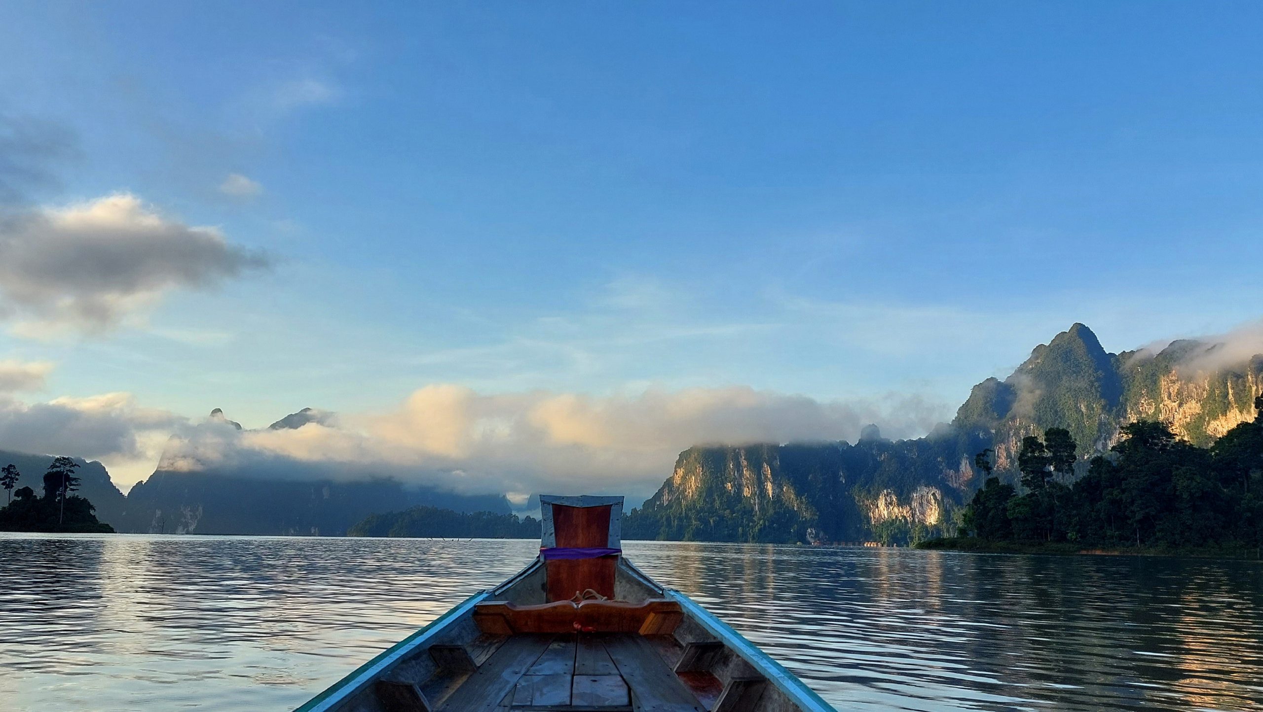 Blick auf die Spitze eines Holzbootes im Wasser