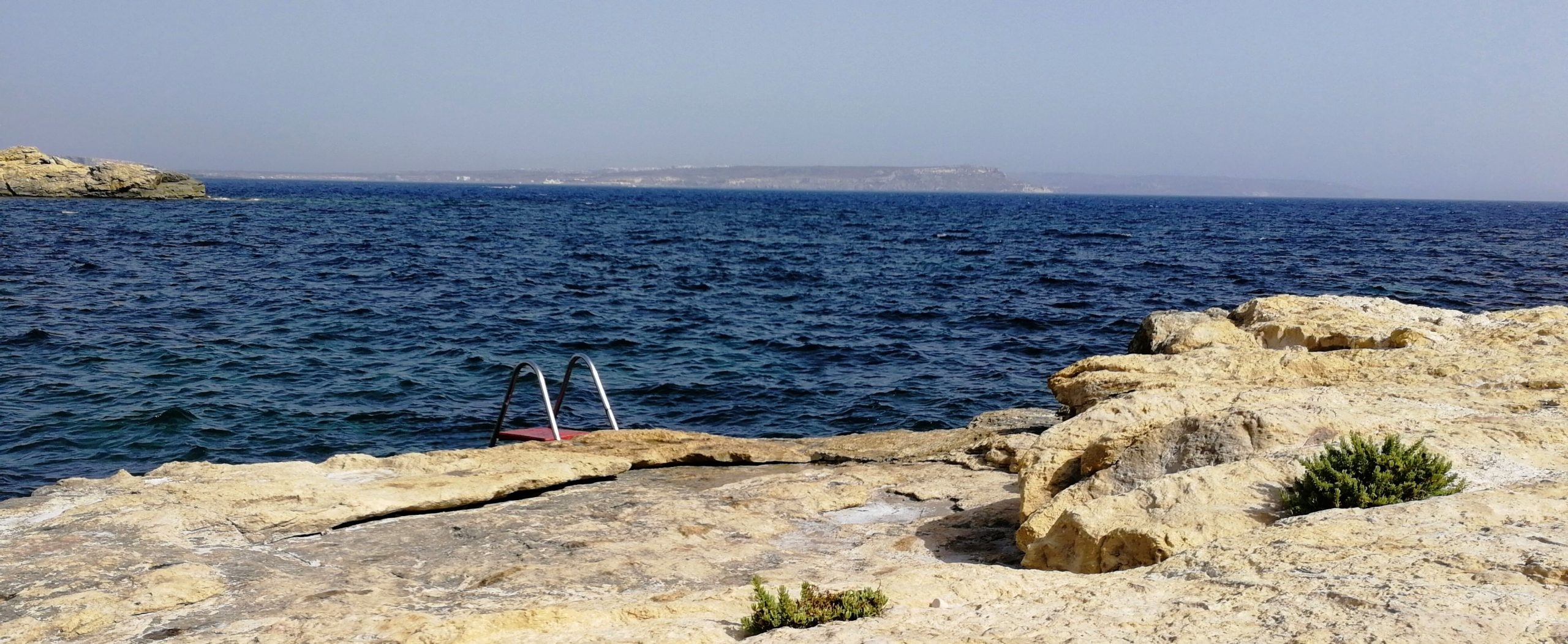 Steinstrand mit Treppe