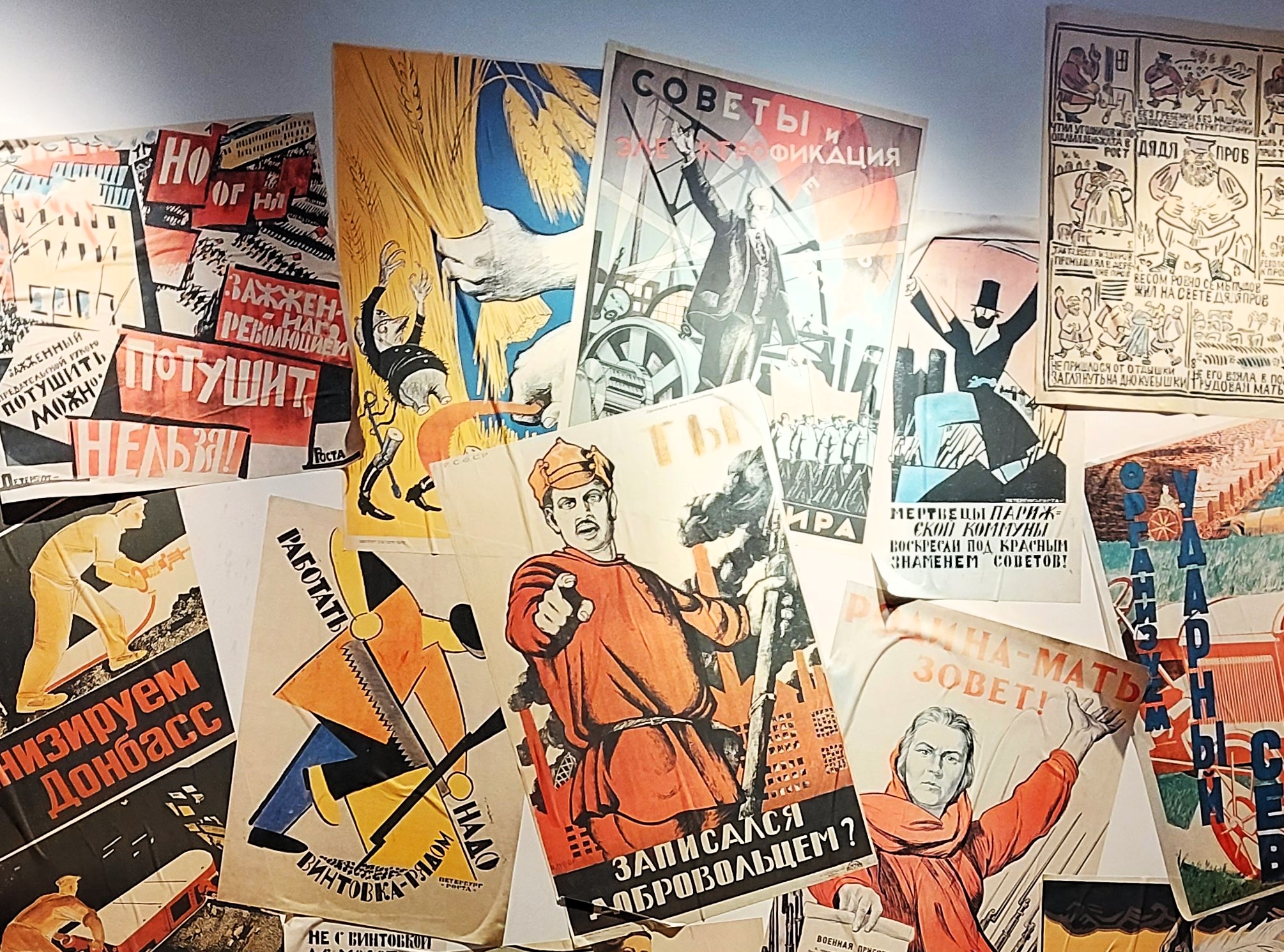Alte Plakate in Kunstmuseum Museo Ruso in Malaga