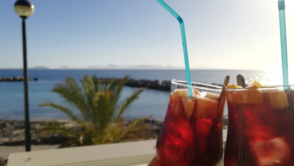Zwei Sangria-Gläser am Meer