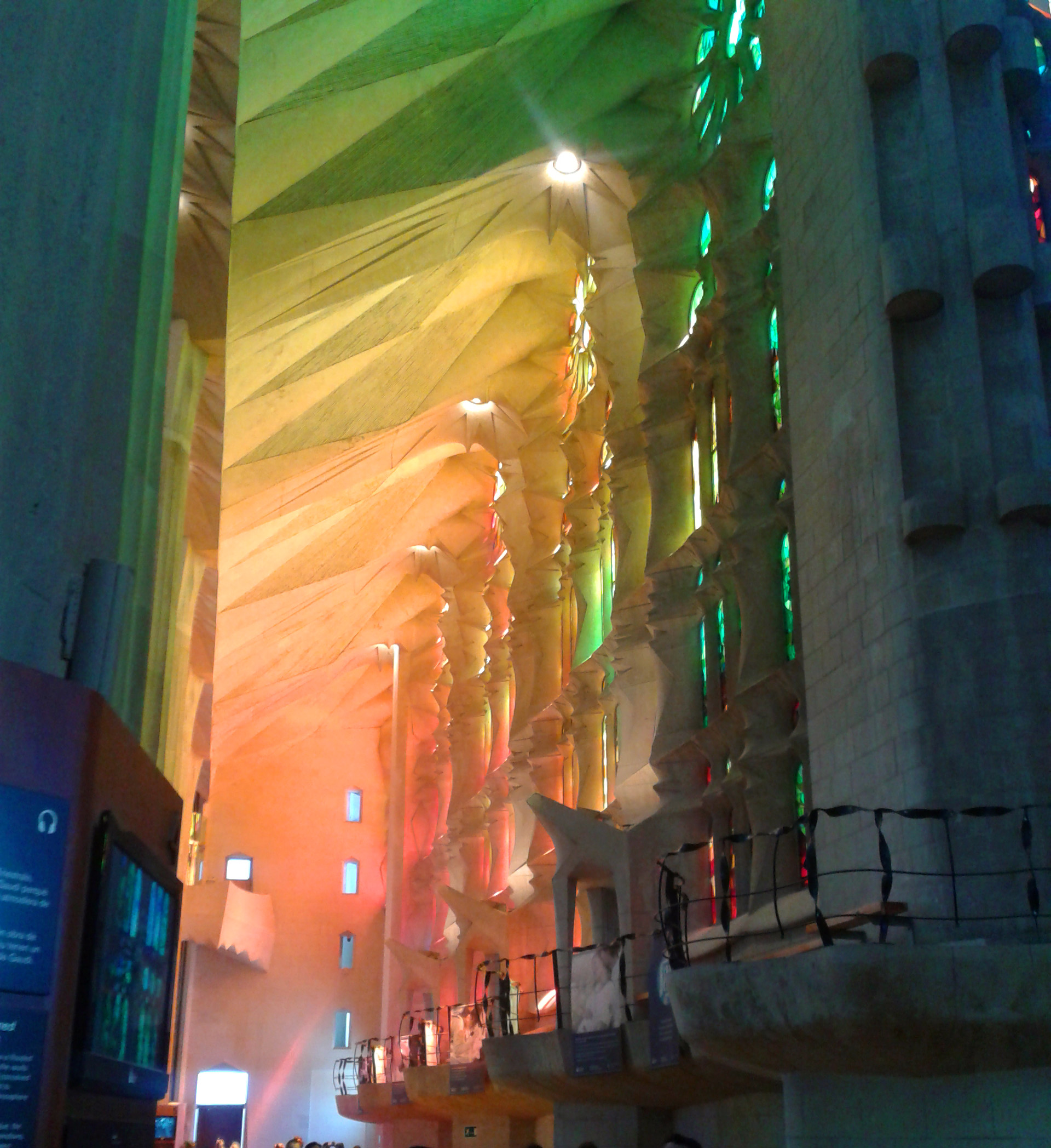Buntes Licht in Sagrada Familia in Barcelona