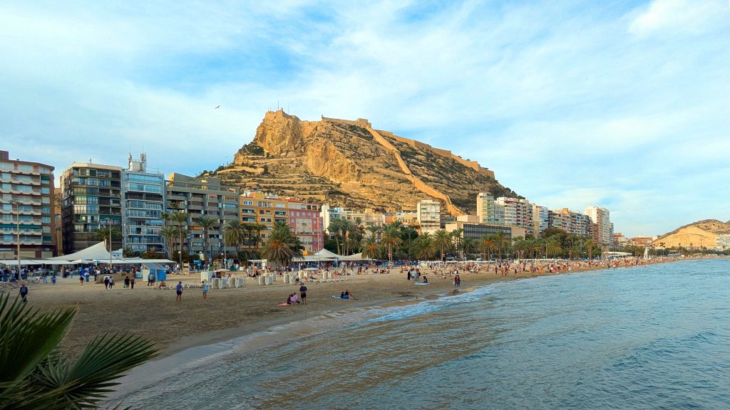 Blick auf einen Berg und das Meer in Alicante